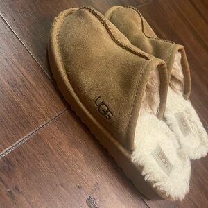 KIDS UGG SLIPPERS
SIZE- GIRLS 3